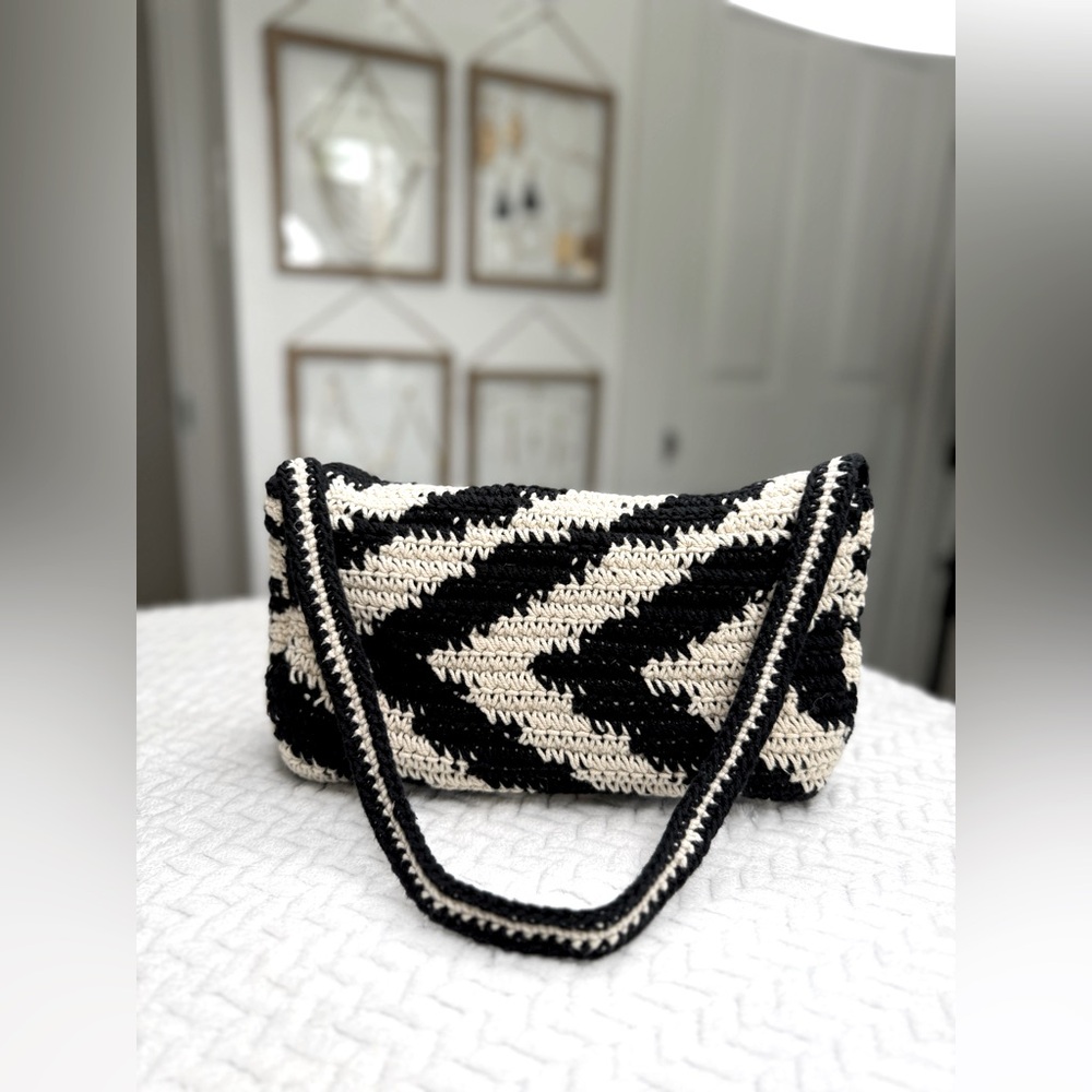 Black and Cream Chevron Shoulder Bag - Picture 3 of 11